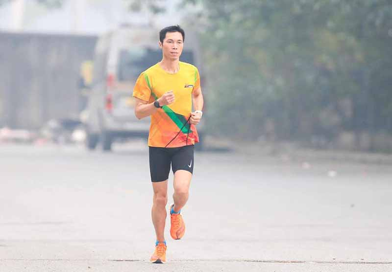 Mỗi ngày anh Tuân chạy ít nhất 21 km nhằm mục đích kêu gọi, gây quỹ “Lớp học cho em”, giúp đỡ các em nhỏ có hoàn cảnh khó khăn ở Hà Giang