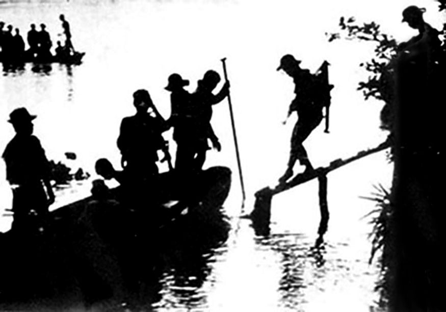 Tiểu đoàn Tây Đô vượt sông Cần Thơ (đoạn Rau Răm) qua lộ Vòng Cung, tiến về thị xã Cần Thơ - Xuân Mậu Thân 1968. Ảnh tư liệu