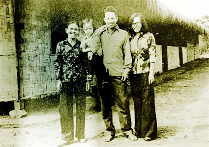 Ông Tư Cang họp cùng vợ, con gái, cháu ngoại sau ngày 30/4/1975. Ảnh Tư liệu