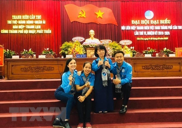 Phan Bích Ngân (thứ 2 từ phải sang) nhận được nhiều giải thưởng từ Hội Liên hiệp Thanh niên Việt Nam thành phố Cần Thơ. (Ảnh: TTXVN phát)