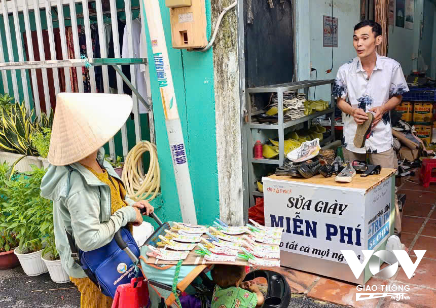 Gần 10 năm qua, có một người đàn ông nhỏ thó, nước da đen nhẻm, ngày ngày cặm cụi với công việc sửa chữa giày, dép miễn phí cho tất cả mọi người.