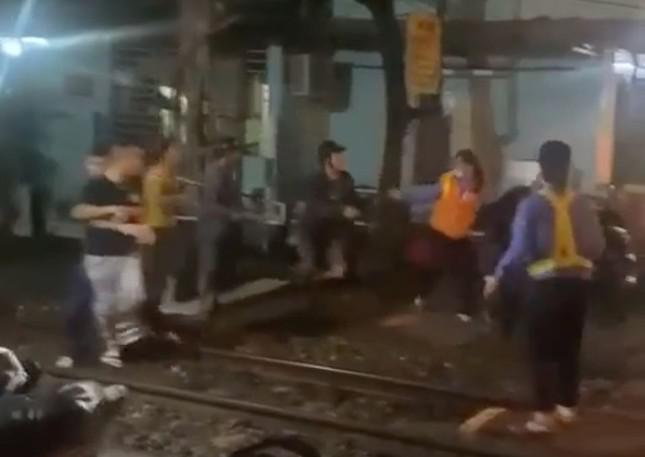 Hình ảnh nhóm thanh niên xô xát với 2 nữ nhân viên gác chắn đường sắt.