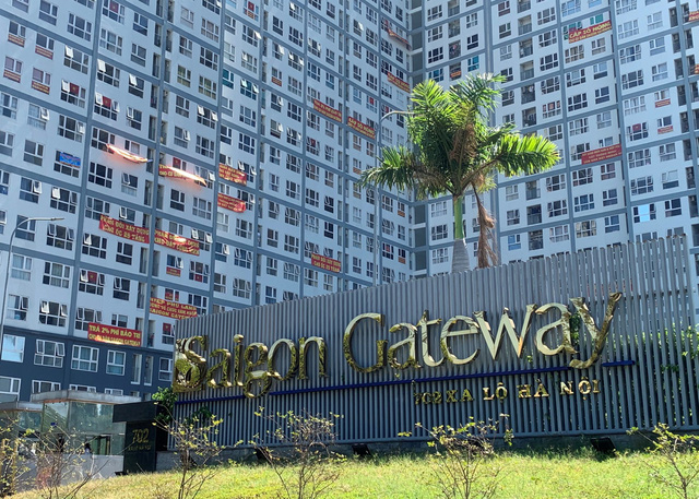 Cư dân tại chung cư Saigon Gateway căng băng rôn yêu cầu chủ đầu tư cấp Sổ hồng. Ảnh: tphcm.chinhphu.vn