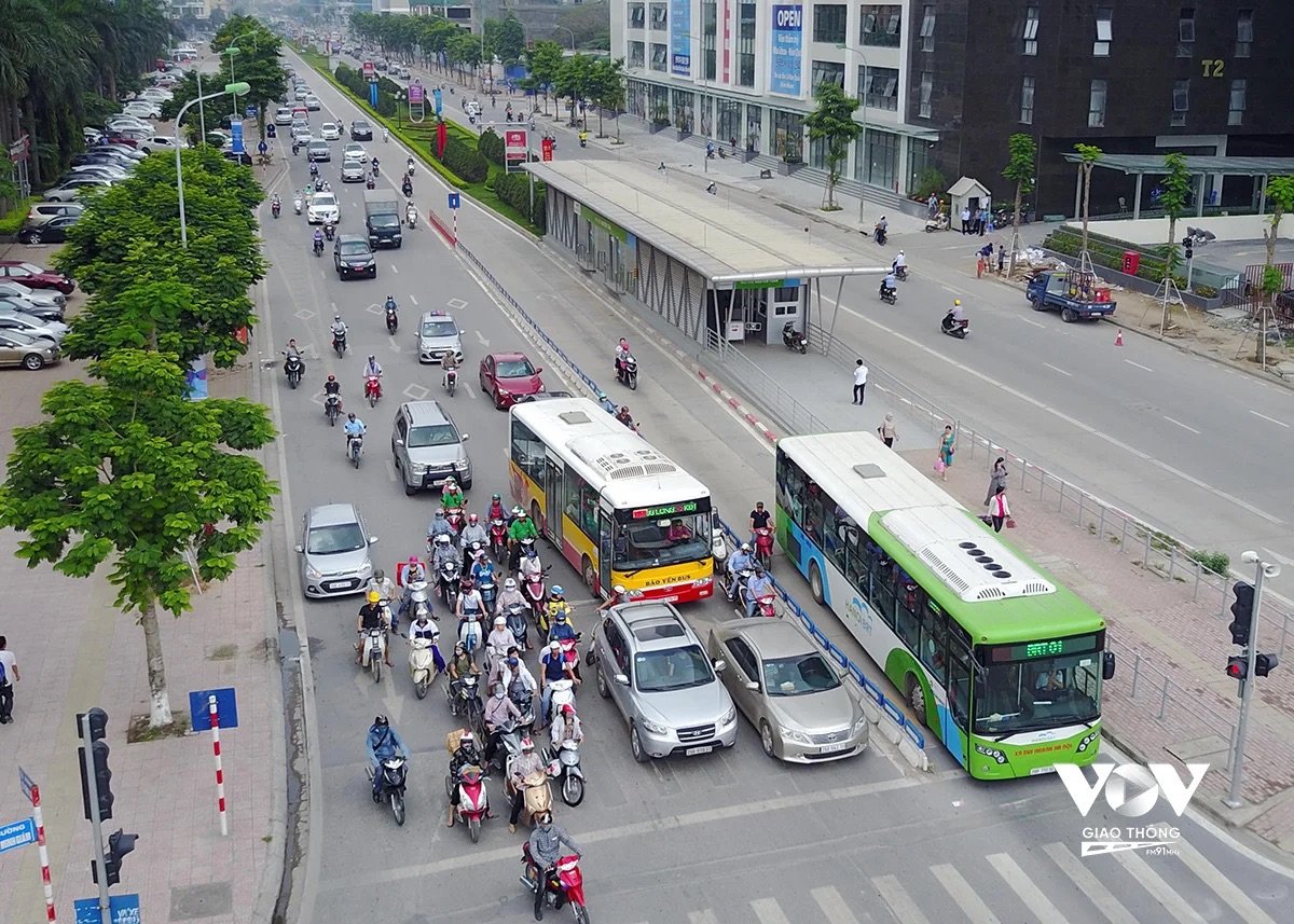 Không thể phủ nhận vai trò chủ lực của xe buýt trong dịch vụ vận tải hành khách công cộng trên địa bàn các thành phố lớn