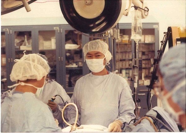 PGS.TS.BS Nguyễn Tấn Cường thực tập mổ nội soi tại Indiana- Mỹ năm 1991