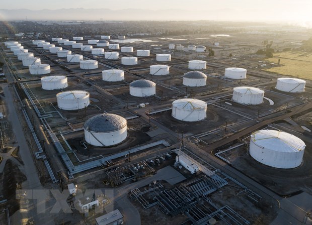 Bể chứa dầu tại kho dự trữ ở Carson, California, Mỹ. Ảnh: AFP/TTXVN