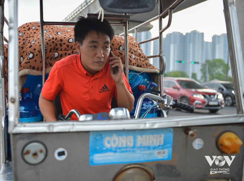 Trường hợp điều khiển xe này là Nguyễn Phúc Huy ở Quan Hoa, quận Cầu Giấy (Hà Nội). Tại thời điểm kiểm tra Huy thừa nhận 'đóng' xe này để chở đá lạnh và nước uống.
