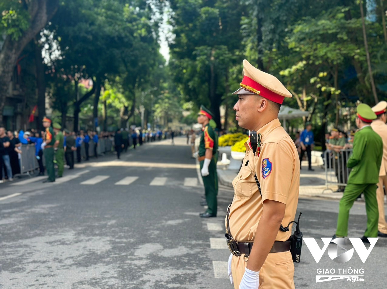 Phòng CSGT Công an TP. Hà Nội triển khai đảm bảo ATGT tại các tuyến đường quanh khu vực nhà tang lễ số 5 Trần Thánh Tông. (Ảnh: Hải Bằng)