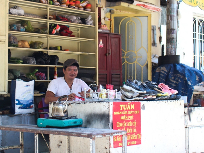 Hơn 20 năm qua, đều đặn mỗi ngày từ 7h30 đến 17h30, anh Tuấn miệt mài “hành nghề” sửa giày dép nơi góc phố Nguyễn Thiện Thuật. (Ảnh: Vnexpress)