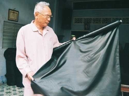 Nghệ nhân Nguyễn Văn Long (hay còn được gọi là ông Tám Lăng) – người luôn tâm huyết níu giữ nghề dệt Lãnh Mỹ A. Ảnh: Thanh niên