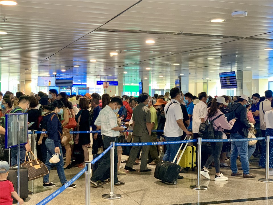 Nhu cầu bay tăng cao khiến sân bay Tân Sơn Nhất ùn tắc. Ảnh: Lao động