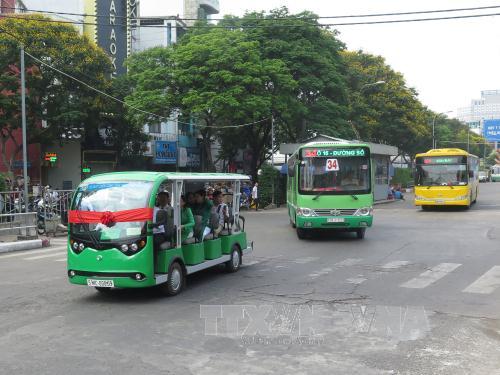 Xe buýt điện tuyến hoạt động ở Trung tâm TP Hồ Chí Minh. Ảnh tư liệu: Hoàng Hải/TTXVN