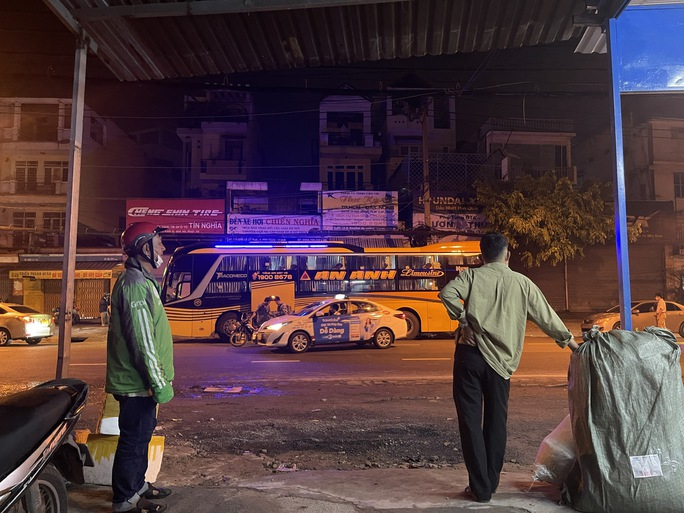Ăn theo xe giường nằm, tại một “bến cóc” gần Bến xe Miền Đông cũ, nhiều tài xế xe ôm, taxi tự phát hoạt động sau 22 giờ Ảnh: Người lao động