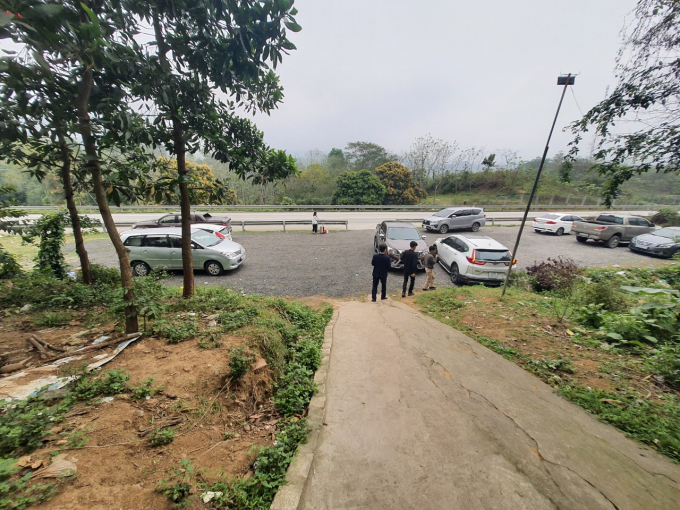 Quán cơm tại km183 cao tốc Nội Bài - Lào Cai rải đá làm bãi đỗ cho xe ra vào. Ảnh: nongnghiep.vn