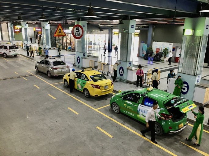Các hãng taxi chờ đón khách ở sân bay Tân Sơn Nhất. Ảnh: Người lao động