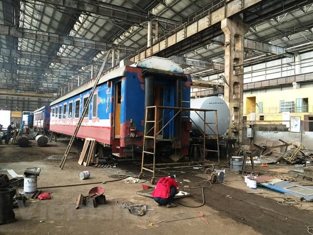 Một xưởng sửa chữa toa xe khách của Nhà máy Xe lửa Gia Lâm (Ảnh minh hoạ: VietnamPlus)