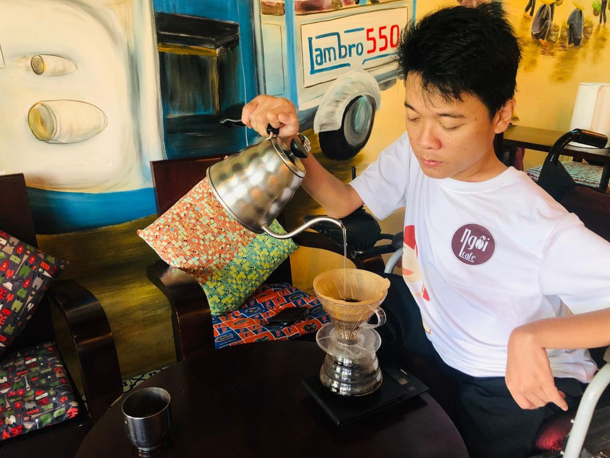 Anh Nguyễn Trung Hậu được biết đến nhiều với thương hiệu Ngồi Cafe. Ảnh: SVVN