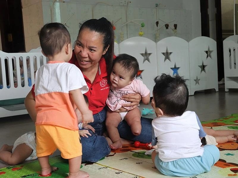 Mái ấm Hoa Hồng tại khách sạn Hoa Hồng của chị Hương đang nuôi dưỡng, chăm sóc 110 bé bị bỏ rơi, mồ côi