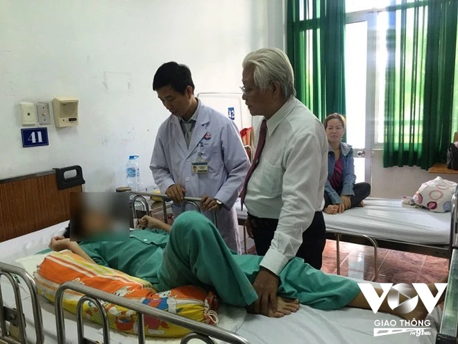 PGS Võ Văn Thành được ví như bậc “lão ăn mày” chuyên đi xin tiền mổ chữa vẹo cột sống cho bệnh nhân nghèo.
