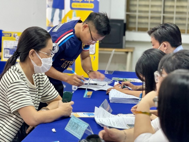 Người lao động làm thủ tục hưởng trợ cấp thất nghiệp tại Trung tâm Dịch vụ Việc làm TP HCM. Ảnh: Lao động