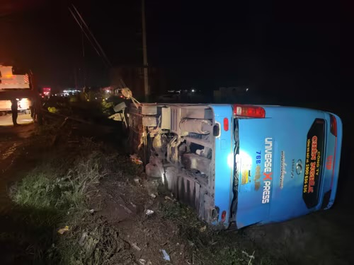 Hiện trường xe khách chở 25 người lật nghiêng bên quốc lộ 1 tuyến tránh thành phố Hà Tĩnh. May mắn không có người thương vong