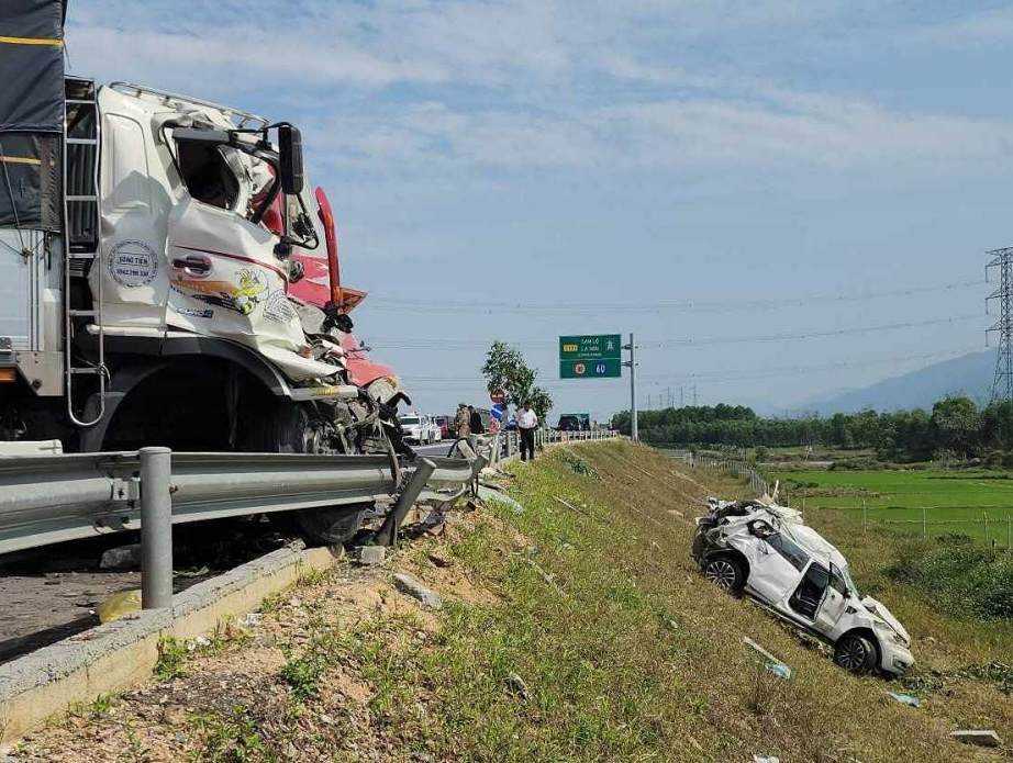 Hiện trường vụ tai nạn trên cao tốc Cam Lộ - La Sơn khi một chiếc ô tô 7 chỗ vượt ẩu, gây va chạm liên hoàn khiến 3 người tử vong