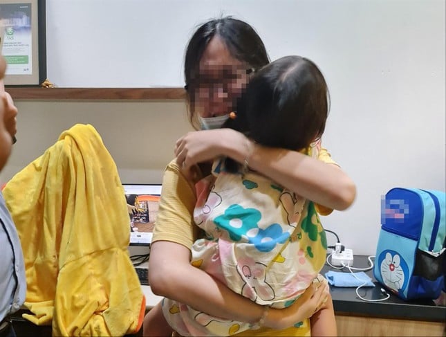 Bé gái 3 tuổi bị bắt cóc ở Long An được giải cứu, trở về với gia đình. Ảnh: Tiền Phong