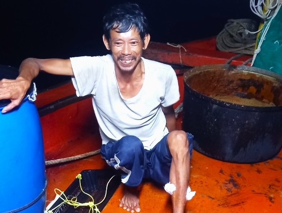 Một ngư phủ bị thương do đạn bi bắn vào chân trong lúc hành nghề trên vùng biển Cà Mau được xác định là do các đối tượng tranh chấp ngư trường gây ra.