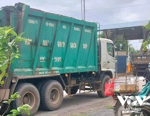 Chiếc xe tải chở rác do tài xế Chí điều khiển