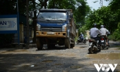 Đường Phượng Bãi (Hà Nội): Ô tô sập gầm, xe máy men theo ổ voi, đã có người chết vì tai nạn