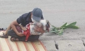 Cha mẹ ôm con trai 7 tuổi gào khóc giữa đường