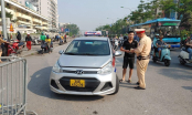 Đang chờ khách trước cổng viện Bạch Mai thì bị CSGT xử lý