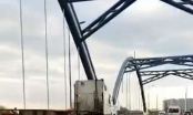 Truy tìm tài xế lái xe đầu kéo chạy ngược chiều trên cầu Phú Hữu