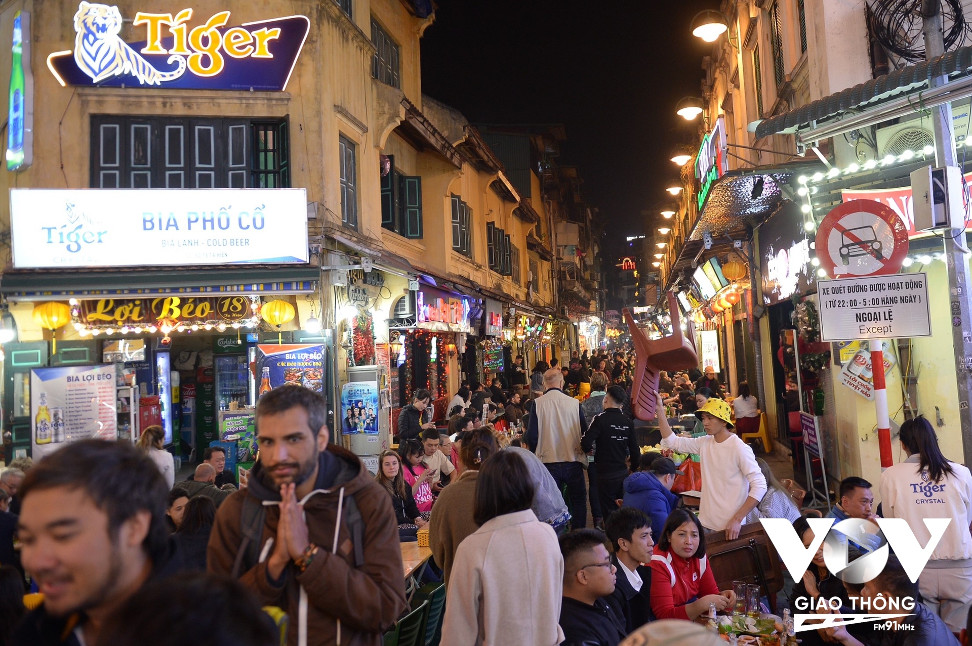 Mặc dù là ngày thường nhưng, tại phố Tạ Hiện (quận Hoàn Kiếm, Hà Nội) hàng nghìn người đã tới các hàng quán để ăn nhậu và xem đội tuyển Việt Nam thi đấu.
