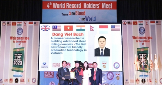 Doanh nhân Việt nhận danh hiệu tiến sĩ danh dự của Viện Đại học kỷ lục thế giới