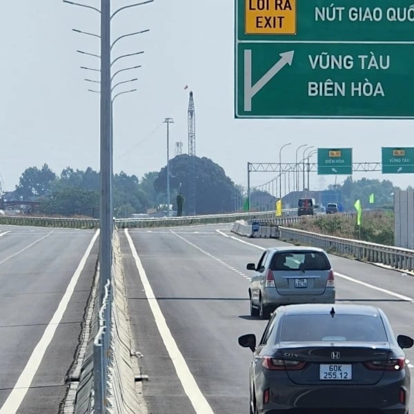 Nguy hiểm từ việc tách nhập làn trên cao tốc