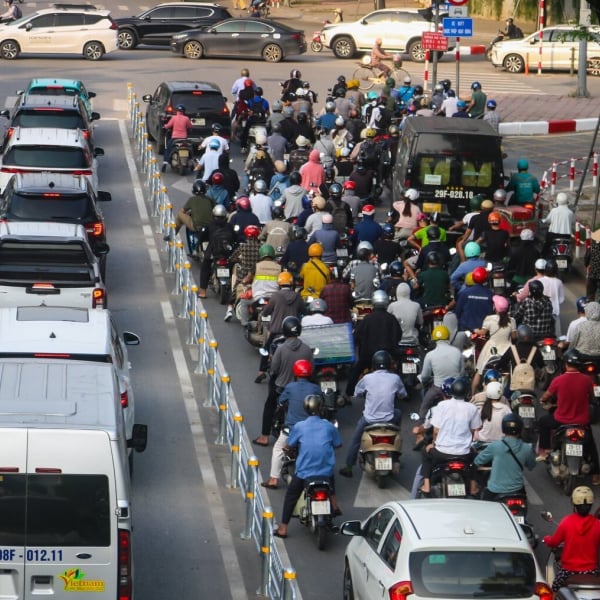 Tăng phí xe xăng: Động thái chiến lược thúc đẩy giao thông xanh