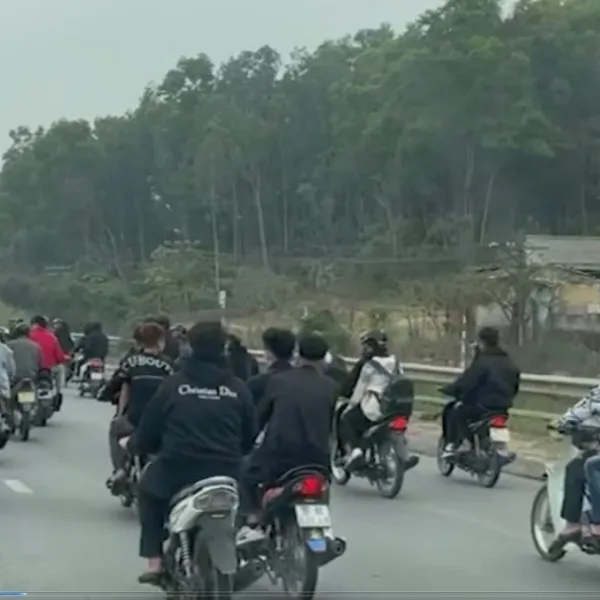 Đi xe máy dàn hàng 3 gây tai nạn, bị phạt đến 14 triệu đồng