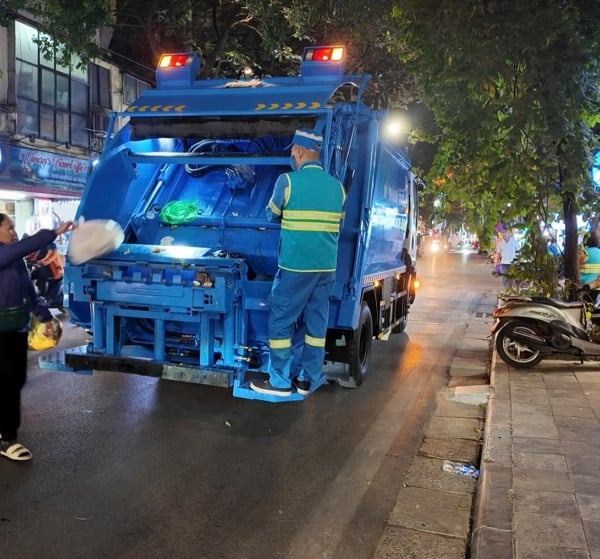 Bỏ rác lên xe, xóa dần các điểm tập kết