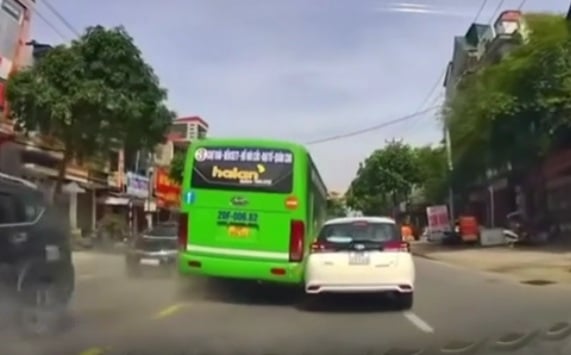 Xe buýt vượt ẩu, tài xế bị phạt 5 triệu đồng, trừ 2 điểm GPLX