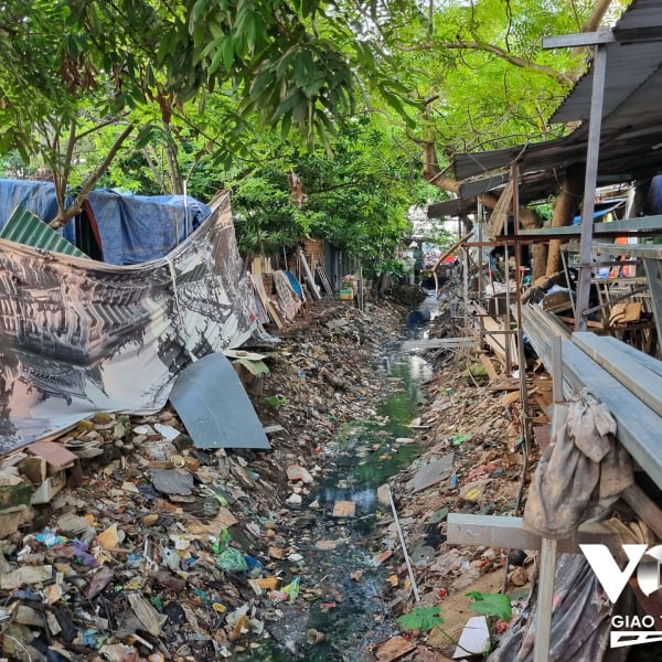 Rác thải vẫn đeo bám kênh mương Hà Nội