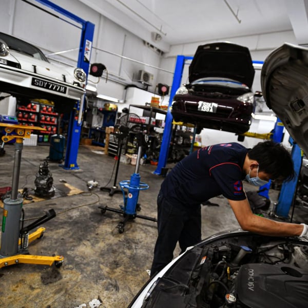 Garage ô tô “chật vật” trong làn sóng chuyển đổi sang xe điện