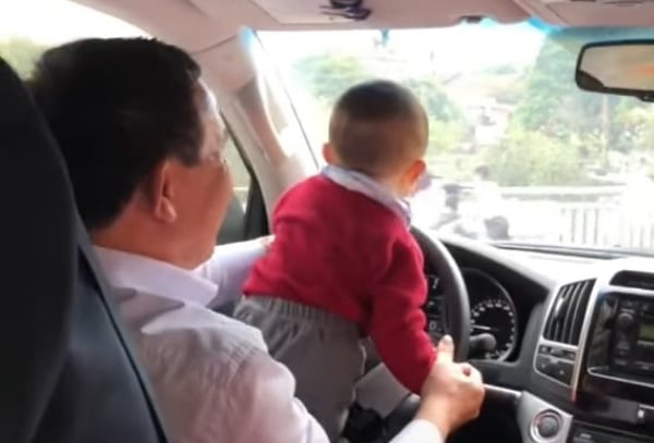 Bế con khi lái xe ô tô và xe máy, bị phạt thế nào?