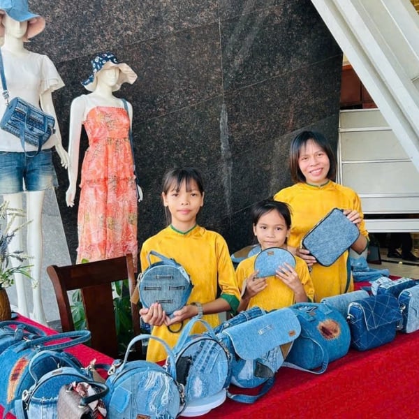 Cô giáo sáng tạo thời trang tái chế vì môi trường xanh