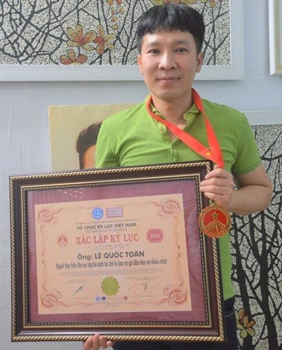 Thầy Toàn và bằng xác nhận kỷ lục Việt Nam cho bộ sưu tập túi xách tái chế làm từ bao mì gói - Ảnh: Vũ Phong