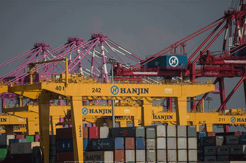 Container hàng hóa được xếp tại cảng Hanjin Incheon, Seoul, Hàn Quốc.