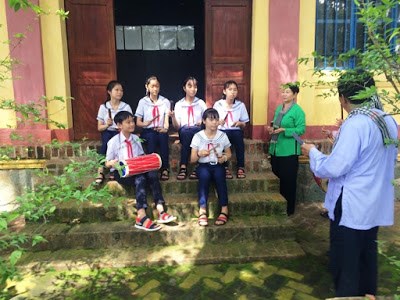 Dạy học sinh hát sắc bùa Phú Lễ tại huyện Ba Tri (tỉnh Bến Tre).