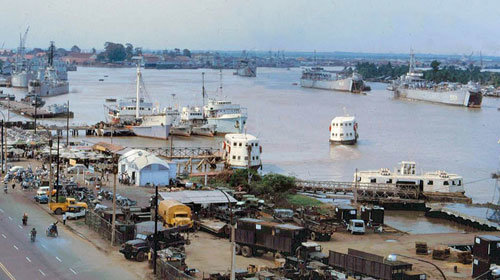 Bến phà Thủ Thiêm phía sông Sài Gòn năm 1965 (Ảnh tư liệu)