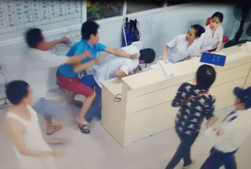 Các cơ sở y tế được đề nghị chủ động các biện pháp ngăn chặn bạo lực, ứng dụng CNTT để giảm tải. Bên cạnh đó, nhân viên y tế cần được tập huấn về ứng xử, giao tiếp, đạo đức nghề nghiệp.