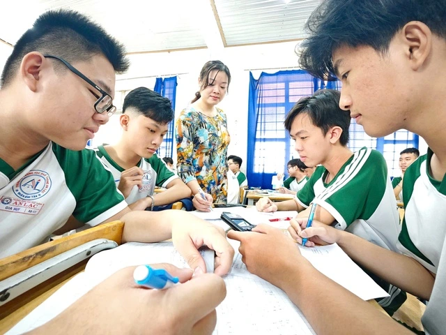 Để thực hiện dạy học 2 buổi/ngày cấp THCS và THPT, các trường học phải đảm bảo điều kiện về cơ sở vật chất và đủ giáo viên. (Ảnh: Thanh niên)